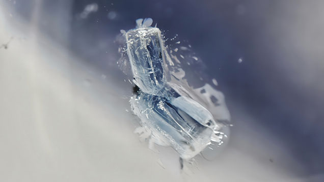 A well-formed aquamarine crystal embedded within colorless quartz. Photomicrograph by Wingtak Lui; field of view 3.2 mm.
