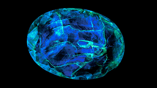 The epoxy filling of this clarity-enhanced emerald fluoresces blue under 365 nm illumination. 