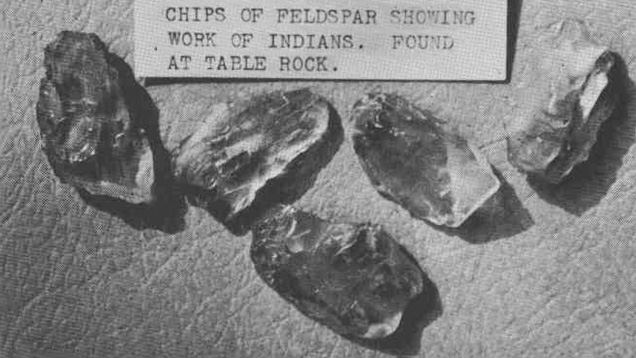 オレゴン州立大学の鉱物学部の出版物「Ore Pit」では、オレゴン州ジャクソンビル産の日長石コレクションの写真が掲載された。これらは、初期アメリカ先住民の日長石アーティファクトとして、博物館に展示されている。 オレゴン州立大学の鉱物学部の出版物「Ore Pit」では、オレゴン州ジャクソンビル産の日長石コレクションの写真が掲載された。これらは、初期アメリカ先住民の日長石アーティファクトとして、博物館に展示されている。