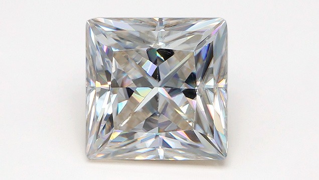 A 1.71 ct synthetic moissanite features a fraudulent GIA inscription. A 1.71 ct synthetic moissanite features a fraudulent GIA inscription.