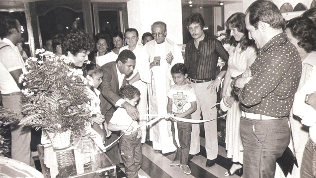 A group people at ribbon cutting ceremony of Lasbonfim store opening.