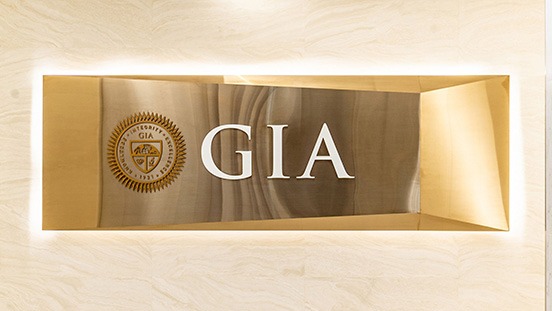 在 GIA 学习就是在源头学习。4C 标准的创建者将为您带来宝贵而渊博的宝石学知识，成就卓著的讲师也将教授重要的设计技巧。