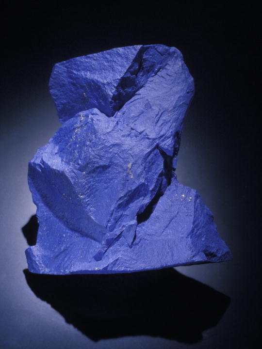 Bactria(巴克特里亚)的古代青金石矿今天仍盛产青金石。 这个优质颜色的样品因其独特的形状而被命名为“猫头鹰”。 它重约 2 磅 (1千克) - Robert Weldon(罗伯特.威尔登),M. Chung (M. 钟)友情提供 Bactria(巴克特里亚)的古代青金石矿今天仍盛产青金石。 这个优质颜色的样品因其独特的形状而被命名为“猫头鹰”。 它重约 2 磅 (1千克) - Robert Weldon(罗伯特.威尔登),M. Chung (M. 钟)友情提供