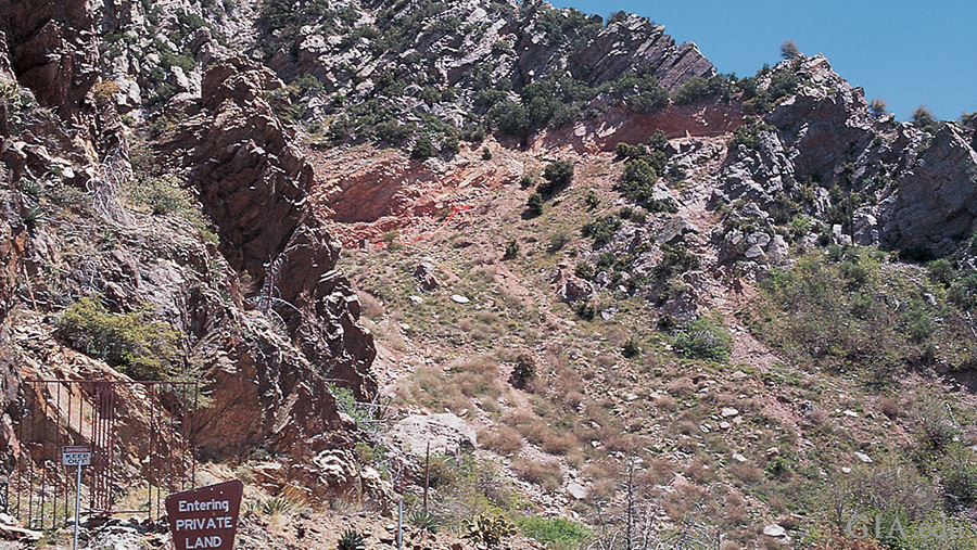 亚利桑那州菲尼克斯 Four Peaks(四峰)紫水晶矿的岩石丘陵景观,这里盛产二月生日石。 亚利桑那州菲尼克斯 Four Peaks(四峰)紫水晶矿的岩石丘陵景观,这里盛产二月生日石。