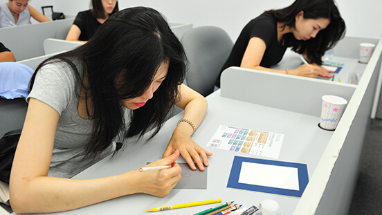 台北の図書館にあるGIAでは、教養のあるジュエリー専門家になるために必要な情報を提供しています。