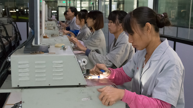 该部门负责处理所有圆形明亮式钻石腰围的粗磨。