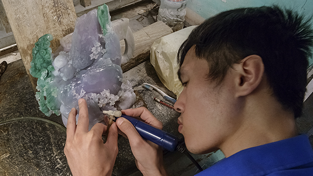 艺术家雕刻带有色域的硬玉 艺术家雕刻带有色域的硬玉