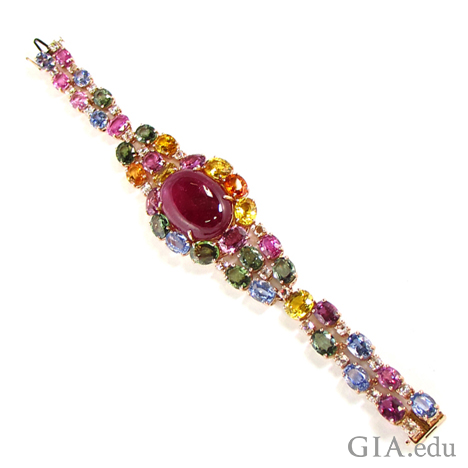 VTse Jewelry 的"糖果" 手镯由一颗红色的椭圆凸圆面碧玺和多颗多色蓝宝石组成。由 VTse Jewelry 友情提供 VTse Jewelry 的"糖果" 手镯由一颗红色的椭圆凸圆面碧玺和多颗多色蓝宝石组成。由 VTse Jewelry 友情提供
