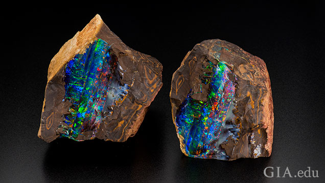 石基 にあるボルダーオパールのこの2つの標本では、青、緑色、赤の煌めきが見られる。