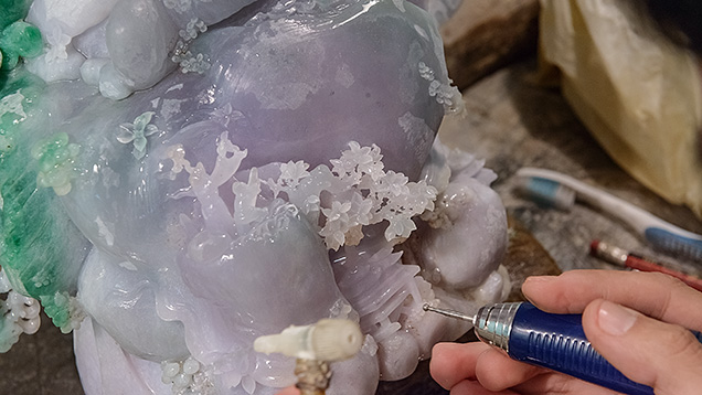 艺术家在用小金属钻头雕刻硬玉 艺术家在用小金属钻头雕刻硬玉