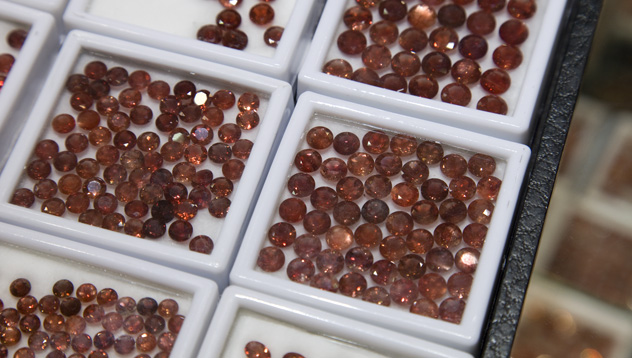 Caliber-cut sunstones are available for mass-market production or custom jewelry designs. – Valerie Power, courtesy Desert Sun Mining & Gem Co., Inc. Caliber-cut sunstones are available for mass-market production or custom jewelry designs. – Valerie Power, courtesy Desert Sun Mining & Gem Co., Inc.