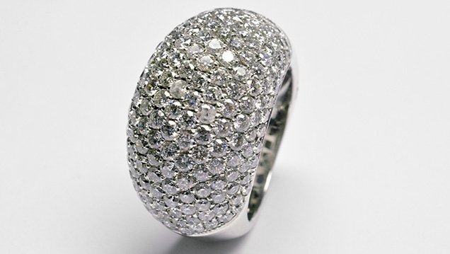 Ring set with 194 natural diamonds and one HPHT-grown specimen Ring set with 194 natural diamonds and one HPHT-grown specimen