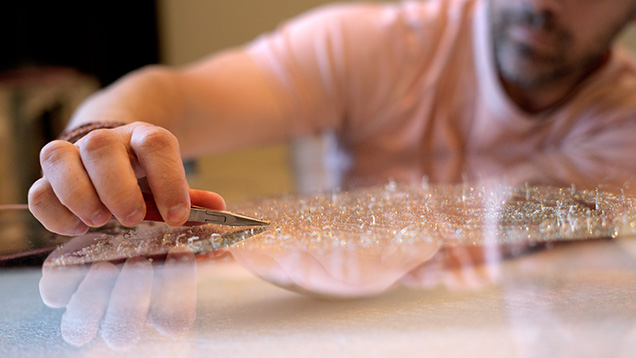 Figure 1. Artist Johnathan Schultz working on “Out of the Darkness,” a reproduction of Nelson Mandela’s fingerprint with more than 9,200 diamonds set in white gold. Photo by Michael Craigwood; courtesy of Johnathan Schultz. Figure 1. Artist Johnathan Schultz working on “Out of the Darkness,” a reproduction of Nelson Mandela’s fingerprint with more than 9,200 diamonds set in white gold. Photo by Michael Craigwood; courtesy of Johnathan Schultz.