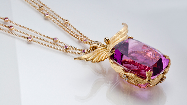 This 18K yellow gold necklace from Castoro’s “Love Doves” collection features a 104 carat kunzite from Afghanistan. 