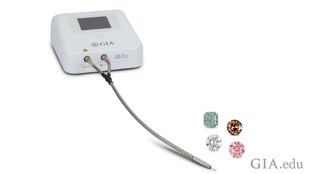 购买 GIA iD100 粉红色钻石软件升级,即可使用 GIA iD100® 宝石检测设备筛选粉红色钻石。现在提供免费软件更新,可用于筛选蓝色到绿色及褐色钻石。 购买 GIA iD100 粉红色钻石软件升级,即可使用 GIA iD100® 宝石检测设备筛选粉红色钻石。现在提供免费软件更新,可用于筛选蓝色到绿色及褐色钻石。