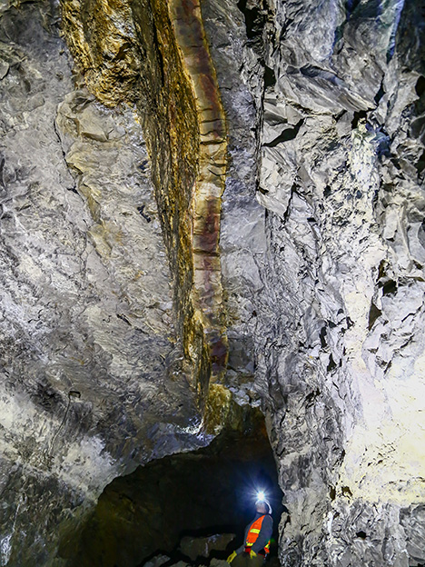Underground image of the Yogo dike Underground image of the Yogo dike
