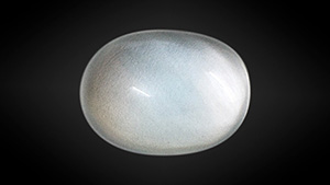 Light blue topaz displays an eight-rayed star effect. Light blue topaz displays an eight-rayed star effect.