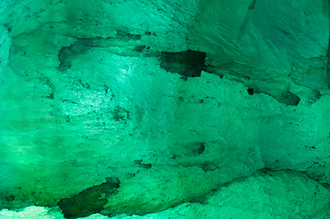 Surface-reaching fractures show dye concentrations.