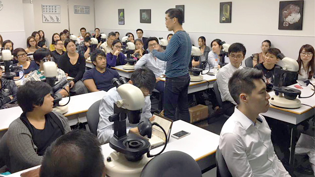 香港分会邀请客座讲师举办了一场关于“珠宝摄影入门”的全体大会。由香港分会友情提供 香港分会邀请客座讲师举办了一场关于“珠宝摄影入门”的全体大会。由香港分会友情提供