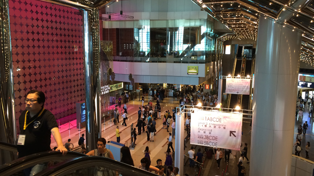 与会者登上自动扶梯,欣赏香港会展中心全貌。 与会者登上自动扶梯,欣赏香港会展中心全貌。