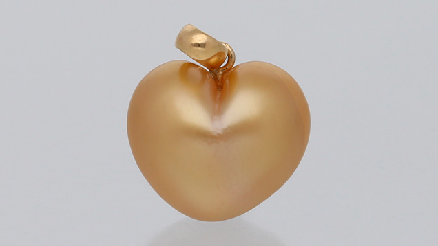 Figure 1. A heart-shaped golden South Sea pearl pendant measuring 17.78 × 11.65 × 9.07 mm and weighing 1.93 g (including the 18K yellow metal findings). Photo by Sood Oil (Judy) Chia. Figure 1. A heart-shaped golden South Sea pearl pendant measuring 17.78 × 11.65 × 9.07 mm and weighing 1.93 g (including the 18K yellow metal findings). Photo by Sood Oil (Judy) Chia.