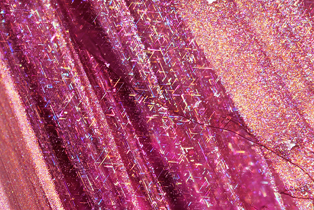 Bands of particles and short iridescent needles. Bands of particles and short iridescent needles.