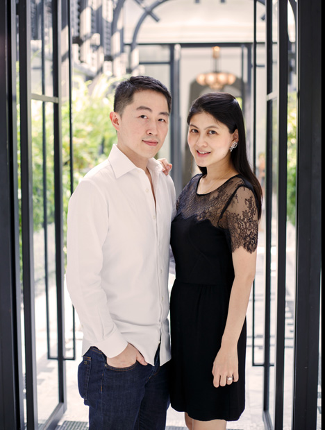Kavant and Sharart 由 Kenny Yongkiettakul(肯尼•永基塔库尔)和 Shar-linn Liew(刘莎玲)这对屡获殊荣的夫妻档设计师创办,夫妇二人都是 GIA 毕业生。 对于在 GIA 接受的指导,他们都表示非常感激,同时也希望有机会为现在的学生提供指导。 Kenny Yongkiettakul(肯尼•永基塔库尔)说:“要和朋友及老师保持联系。 我们有幸一直得到导师的指导,并且希望能够尽力为 GIA 的同学们提供帮助。 我们的大门永远向他们敞开。”由 Kavant and Sharart 友情提供 Kavant and Sharart 由 Kenny Yongkiettakul(肯尼•永基塔库尔)和 Shar-linn Liew(刘莎玲)这对屡获殊荣的夫妻档设计师创办,夫妇二人都是 GIA 毕业生。 对于在 GIA 接受的指导,他们都表示非常感激,同时也希望有机会为现在的学生提供指导。 Kenny Yongkiettakul(肯尼•永基塔库尔)说:“要和朋友及老师保持联系。 我们有幸一直得到导师的指导,并且希望能够尽力为 GIA 的同学们提供帮助。 我们的大门永远向他们敞开。”由 Kavant and Sharart 友情提供