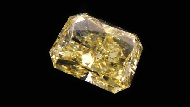 来自 Alrosa 香港拍卖会的黄钻