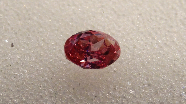 这颗 0.42 克拉的 艳彩紫粉红钻石在 9 月份的 Alrosa 钻石拍卖会上出售，采自俄罗斯最西北端的罗蒙诺索夫岩筒。 预计每克拉的售价将超过 160 万美元。 摄影：Russell Shor（罗素·肖尔）/GIA