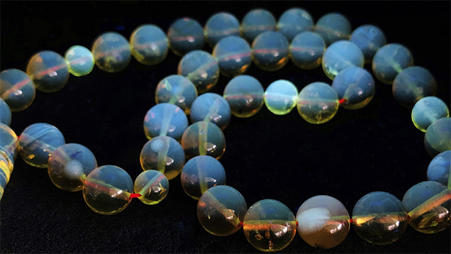 White fluorescence of the epoxy resin seen under long-wave UV radiation. White fluorescence of the epoxy resin seen under long-wave UV radiation.
