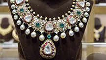 C. Krishniah Chetty & Sonsの伝統的なムガルスタイルの真珠、ルビー、エメラルド、ポルキダイヤモンドのネックレス。 写真:Eric Welch/GIA C. Krishniah Chetty & Sonsの伝統的なムガルスタイルの真珠、ルビー、エメラルド、ポルキダイヤモンドのネックレス。 写真:Eric Welch/GIA