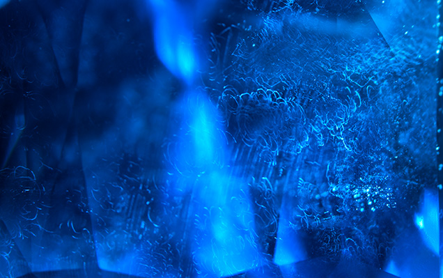 Dislocation pattern in this heat-treated blue sapphire resembles smoke rings. Dislocation pattern in this heat-treated blue sapphire resembles smoke rings.