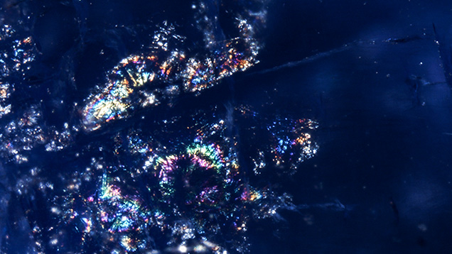 Fractures in blue synthetic spinel Fractures in blue synthetic spinel
