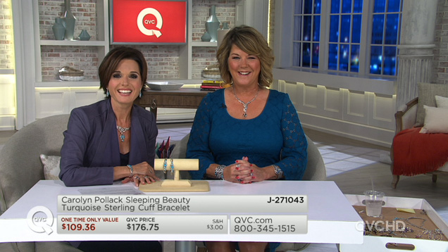 Nancy Hornback(南希·霍恩巴克,左)与客座珠宝设计师 Carolyn Pollack(卡罗琳·波拉克)在进行广播对话。 照片版权归 QVC 所有 Nancy Hornback(南希·霍恩巴克,左)与客座珠宝设计师 Carolyn Pollack(卡罗琳·波拉克)在进行广播对话。 照片版权归 QVC 所有
