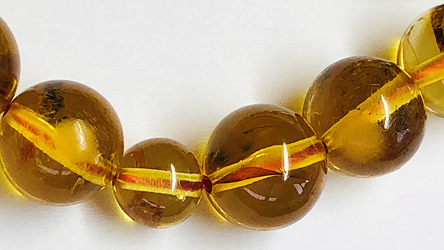 Amber rosary beads clearly show epoxy resin. Amber rosary beads clearly show epoxy resin.