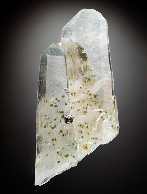 Cluster of two quartz crystals weighing 751.95 ct.