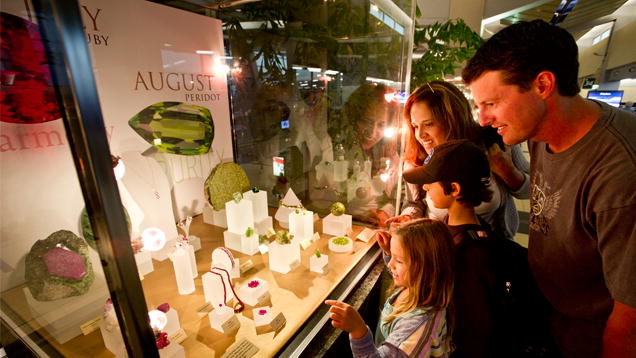 「GIA Celebrates Birthstone （誕生石を祝う）」展