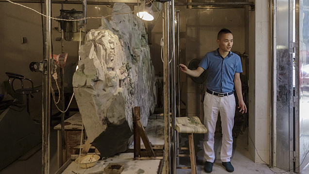 硬玉雕刻艺术家 Xingchun Fang(方兴春)和他正在雕刻中的作品 硬玉雕刻艺术家 Xingchun Fang(方兴春)和他正在雕刻中的作品