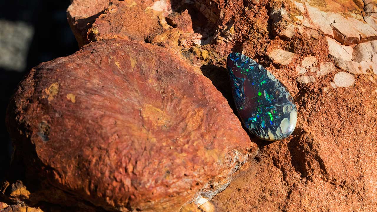 185861-1280x720.jpg. 一块像这样的砾岩蛋白石可能最受消费者的追捧。 它既有绚丽夺目的游彩，又有非常迷人的图案。 它的大小也非常适合打造成首饰。 摄影：Andrew Lucas（安德鲁·卢卡斯）/GIA。