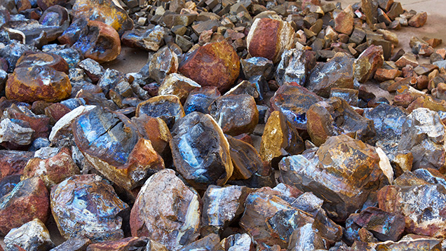 一堆铁矿石结核. 在 Quilpie（奎尔派）的 Sunrise Opal 商店后院中，一大堆铁矿石结核正等待加工。 这些铁矿石结核都开采于 Quilpie（奎尔派）镇的北面。 摄影：Andrew Lucas（安德鲁·卢卡斯）/GIA。