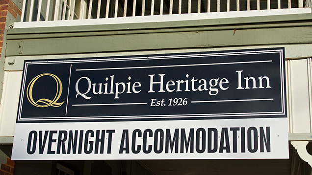 Quilpie Heritage Inn（奎尔派遗产酒店）标示. 位于昆士兰中部的 Quilpie（奎尔派）小镇并不大，但它长期以来都是进行砾岩蛋白石开采和交易的重要地区。 小镇里一些历史悠久的建筑物非常吸引人，并仍然为当地人和游客提供着服务。 摄影：Andrew Lucas（安德鲁·卢卡斯）/GIA。