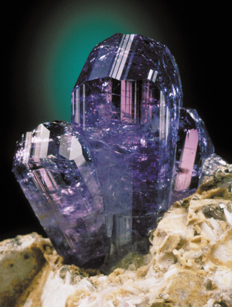 ブルータンザナイトの結晶