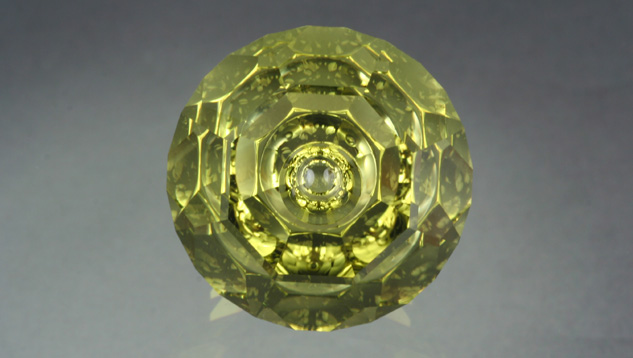 John Dyer（ジョン・ダイアー）のLime Citrine Reflections™は、魅力的なライムグリーン色の宝石で、魅力的なデザイナーカットの重さ33.35カラットの逸品です。 – Lydia Dyer（リディア・ダイア―）、宝石提供：John Dyer & Co.（ジョン・ダイア―社）