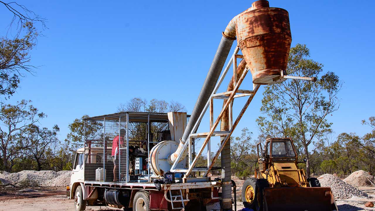 DSC_0197_185694-1280x720v2.jpg. 鼓风机系统在 Lightning Ridge（闪电山脊）蛋白石矿区中很常用。 由电动机提供动力，延伸至地下矿井地面的管道将带有蛋白石的松动粘土材料抽吸到锥形容器。 摄影：Andrew Lucas（安德鲁·卢卡斯）/GIA。