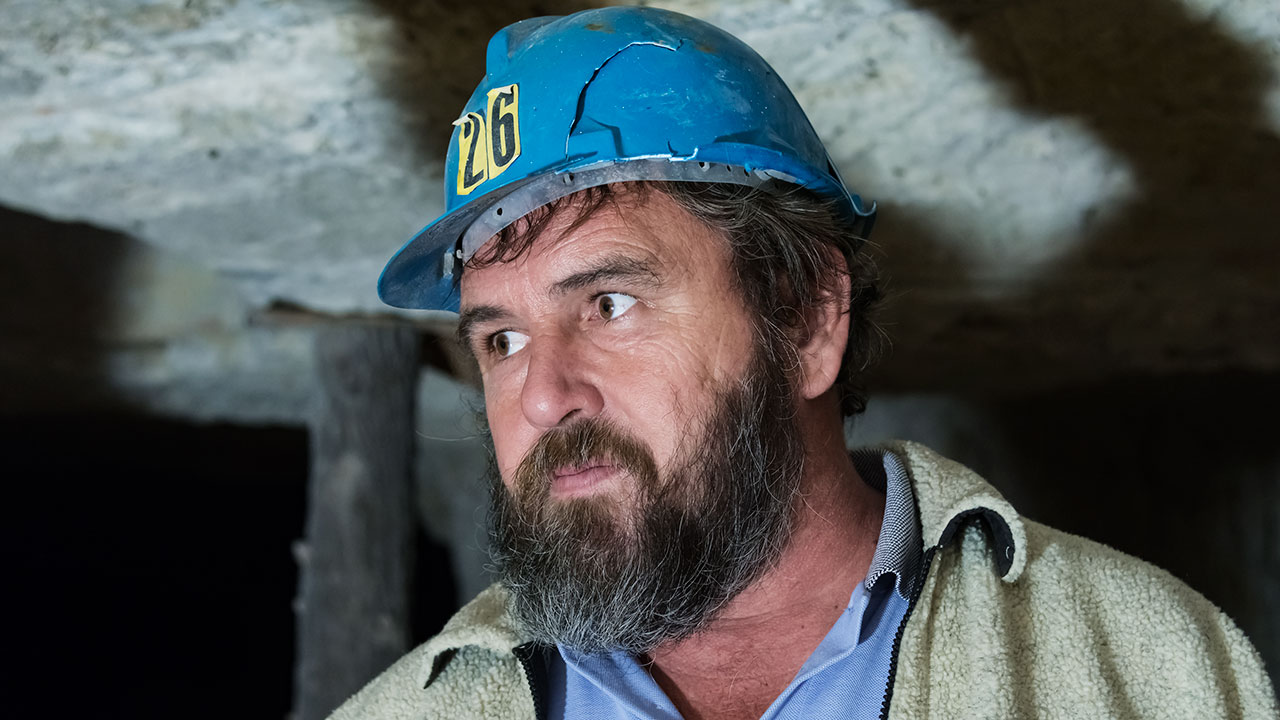 DSC_1425_185765-1280x720.jpg. Determination is the word for black opal miner Kim at Lightning Ridge. Knowledge and luck both play a role, but successful opal miners have unbreakable determination. Photo by Andrew Lucas/GIA.