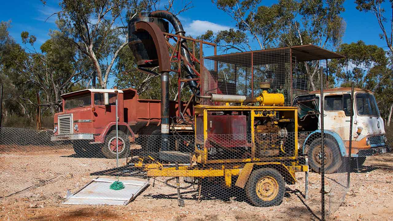 DSC_2950_185636-1280x720v2.jpg. 与 Lightning Ridge（闪电山脊）的许多地下蛋白石作业一样，Moore（摩尔）用鼓风机从地下开采作业吸出材料，并将其送到表面进行处理。 摄影：Andrew Lucas（安德鲁·卢卡斯）/GIA。