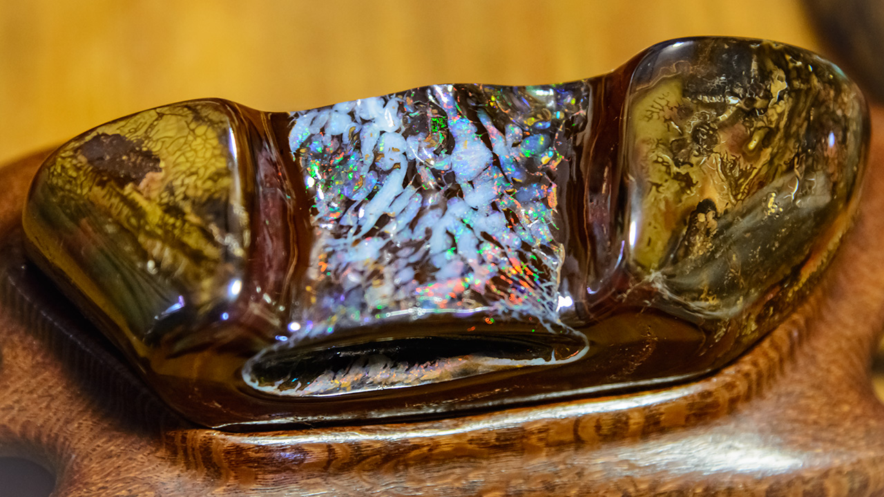 DSC_3625_185876-1280x720.jpg. Maguire blends elements from many cultures to create his boulder opal works of art. Photo by Andrew Lucas/GIA.
