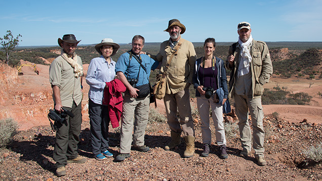 GIA Expedition Team in Australia. GIA 团队从左至右依次为：Didier Barriere Doleac（迪迪埃·巴里尔·多利亚克）、Tao Hsu（许焘）、Andy Lucas（安迪·卢卡斯）、Vincent Pardieu（文森特·珀杜）、Victoria Raynaud（维多利亚·雷诺）和 Didier Gruel（迪迪埃·格鲁）。 摄影：Terry Coldham（特里·科德哈姆）/GIA。