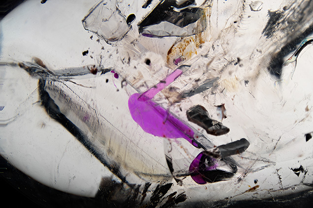 Several negative crystals in this quartz contained a bright purple liquid. Several negative crystals in this quartz contained a bright purple liquid.
