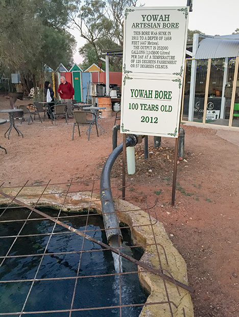 100-year-old artesian bore. 自流井孔在大自流盆地中非常常见。 它们为居民和游客提供水资源。 除了蛋白石之外，温泉也吸引了众多游客。